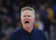 莱万多夫斯基遭遇七持续失利，勇士教练压力巨大！